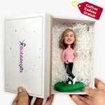 Bobblehead de golf féminine heureuse en chemise rose