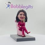 Bobblehead Lady élégante personnalisée assise sur des talons hauts