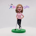 Bobblehead de golf féminine heureuse en chemise rose