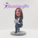 Boss féminin sur le bobblehead personnalisé travaillant avec un ordinateur portable