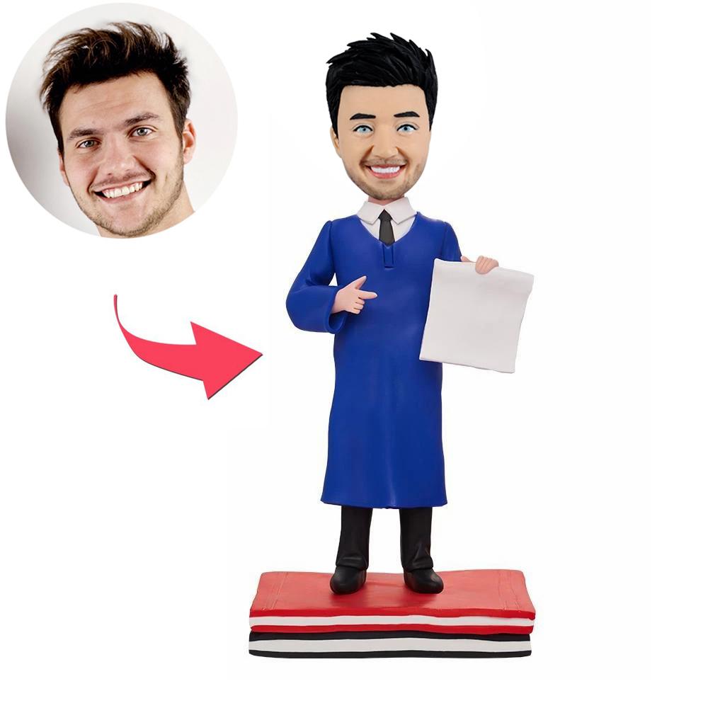 Bobblehead de remise des diplômes avec une robe académique bleue