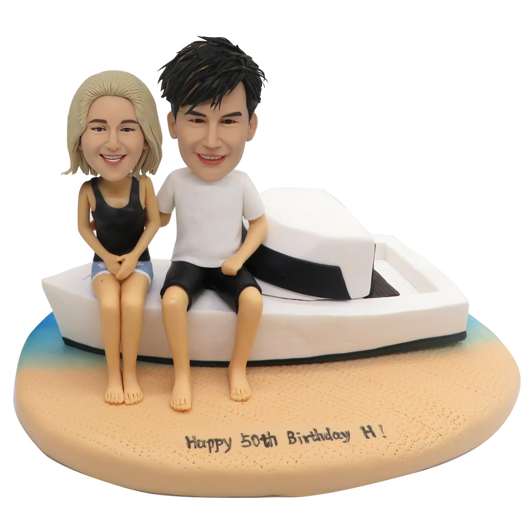 Couple Bobblehead sur la plage avec du yacht