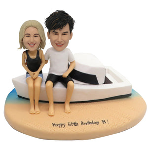 Couple Bobblehead sur la plage avec du yacht