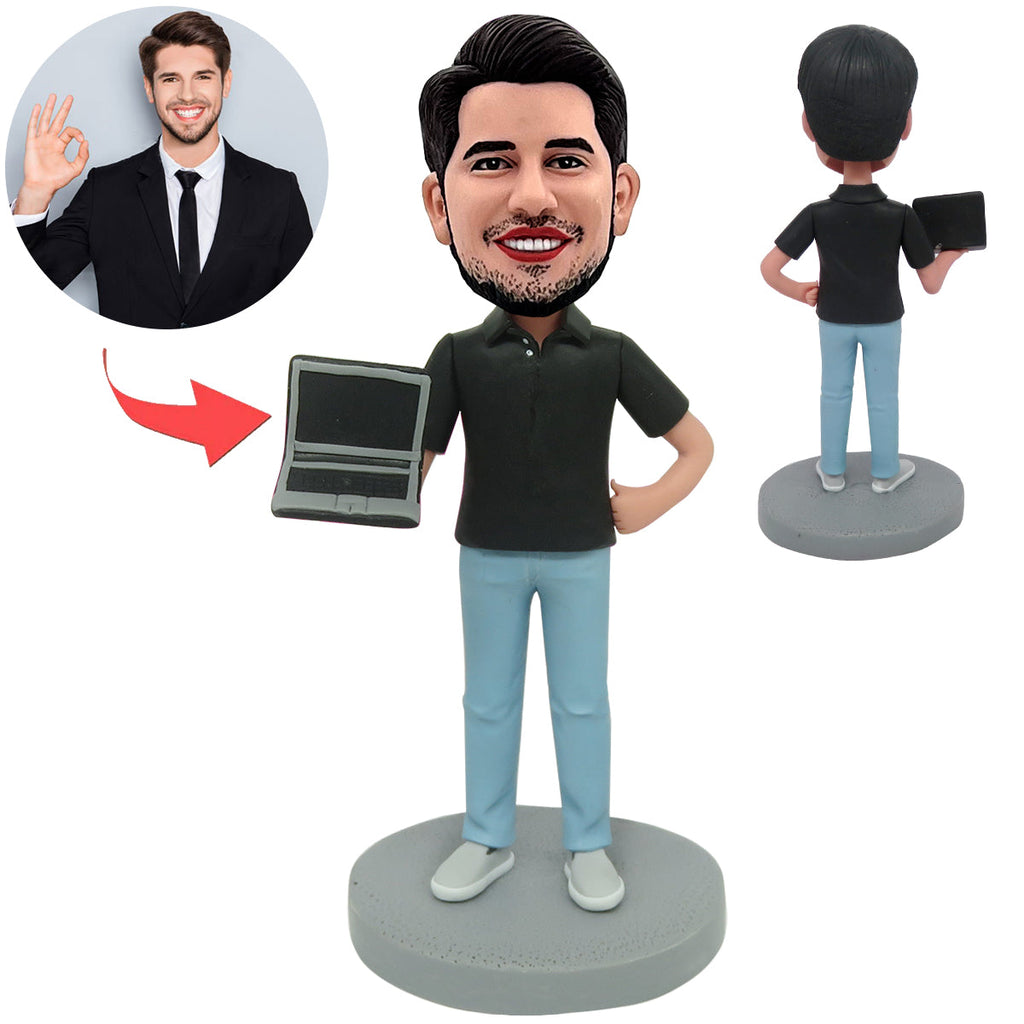 Ingénieur logiciel masculin à bobblehead personnalisé avec ordinateur