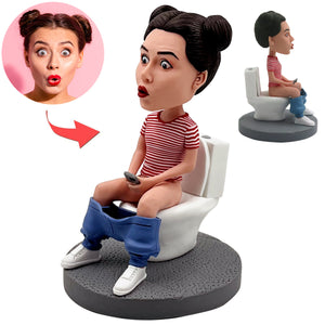 Bobbleheads personnalisés Les femmes humoristiques s’assoient sur les toilettes