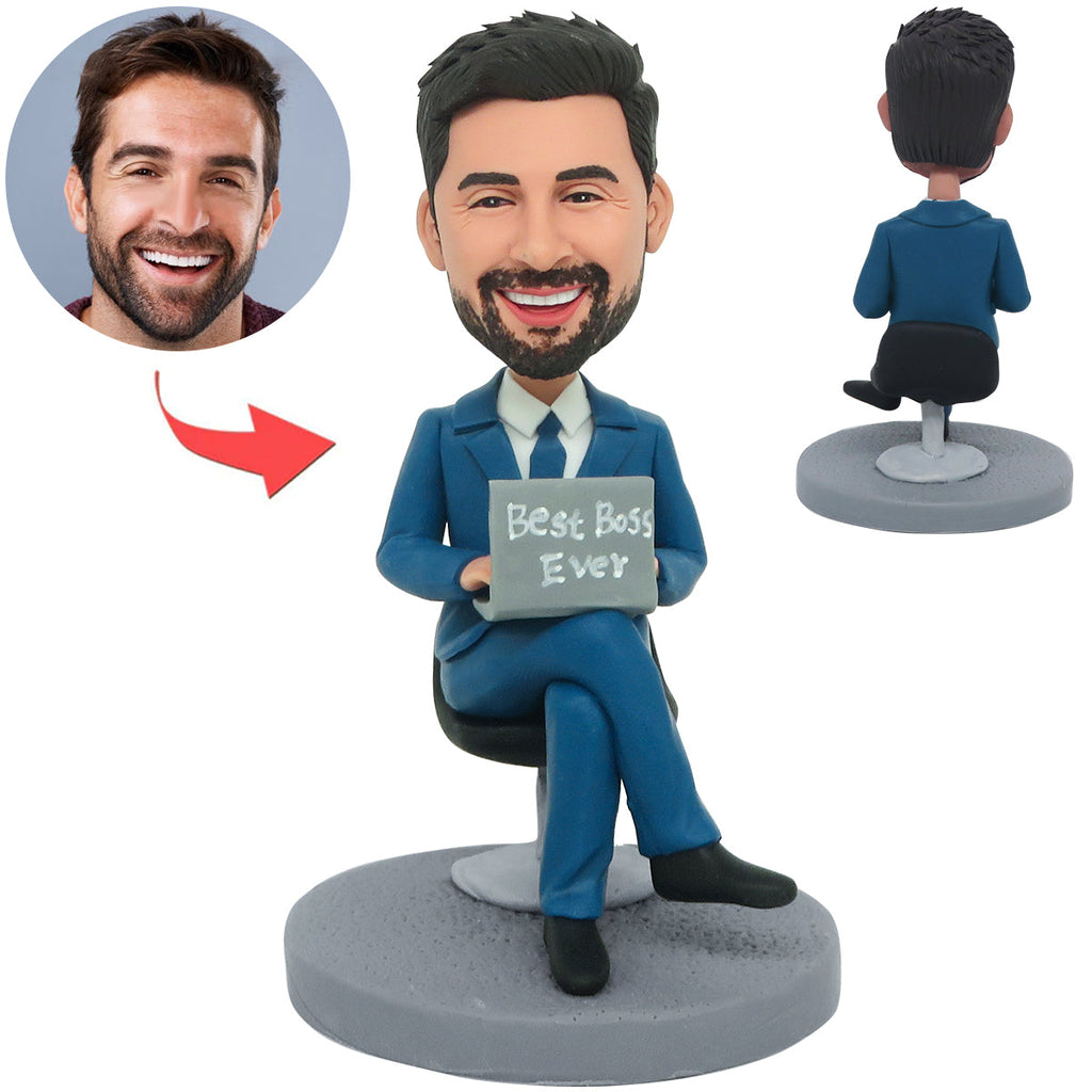 Boss masculin travaillant avec un bobblehead personnalisé de l'ordinateur