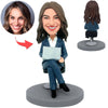 Boss féminin sur le bobblehead personnalisé travaillant avec un ordinateur portable